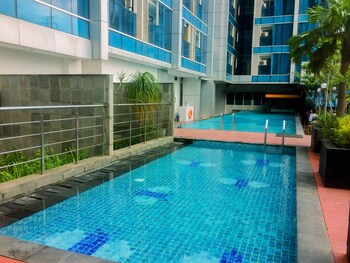 nice living studio at 8th floor tamansari the hive apartment