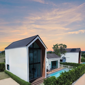 the everest pool villa khao yai