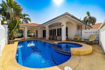 private 4 bedroom pool villa ng411