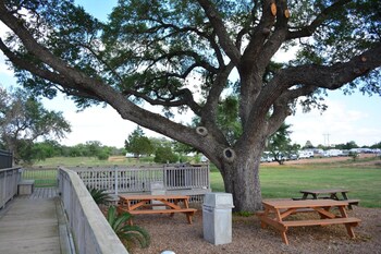 executive inn cuero