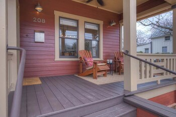 charming craftsman home 2 blks from main st