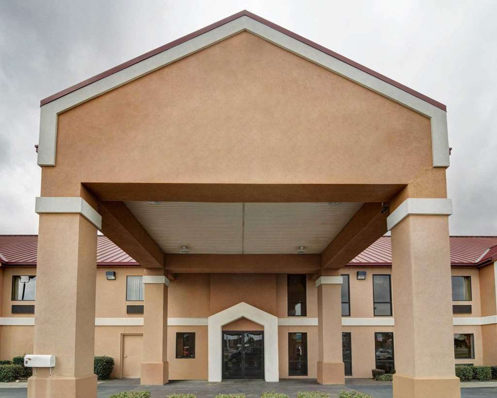 quality inn and suites pine bluff