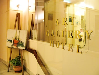 art gallery hotel