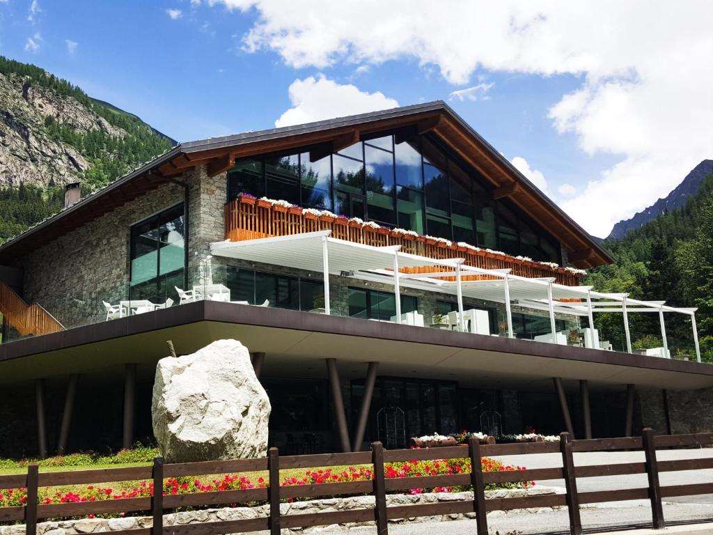 Grand Hotel Courmayeur Montblanc By R Collection Hotels,Courmayeur>>Aosta,5 star