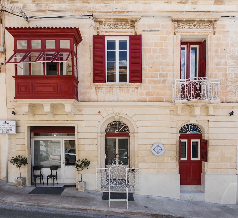 two pillows boutique hostel