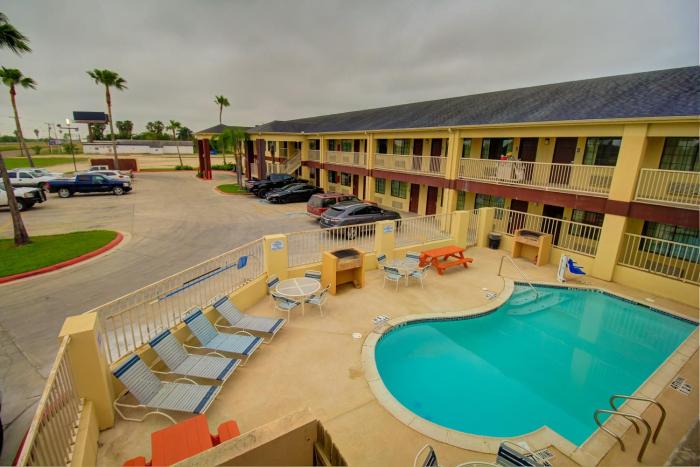 Deluxe Inn & Suites