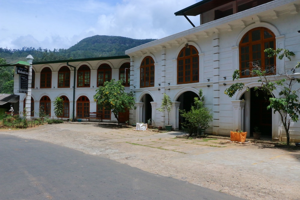 Wathsala Inn,Ambagamuwa>>Adams Peak,3 star