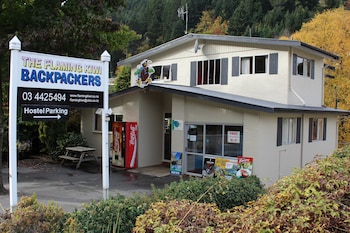 the flaming kiwi backpackers