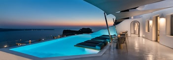 Maregio Suites,Oia>>Fira,4 star