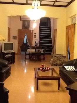 Hotel Margaret Villa,Near Embekke Temple,3 star