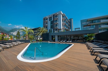 lake front hotel mirage