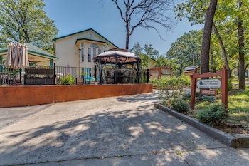The Whispering Pines Inn Bed & Breakfast,Midwest City>>Cleveland,3.5 star