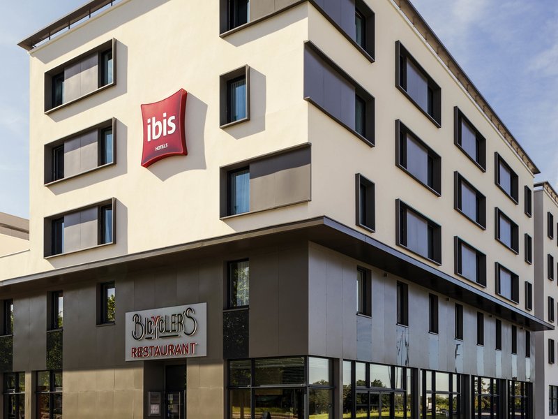 ibis saint quentin en yvelines velodrome