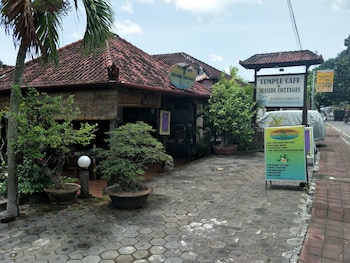 temple cafe and seaside cottages