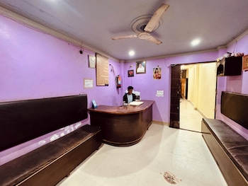 Suraj Guest House,Chetganj,2 star