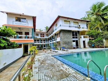 new kovalam beach hotel