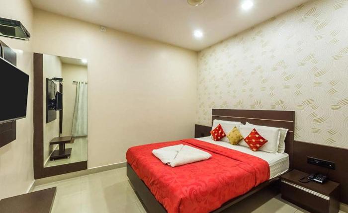 Hotel Royal Palace,#6/107/A, New Sayyaji Roa Road, Beside Madhus Tyres, Bamboo Bazaar Mysuru, Karnataka 570021,2 star