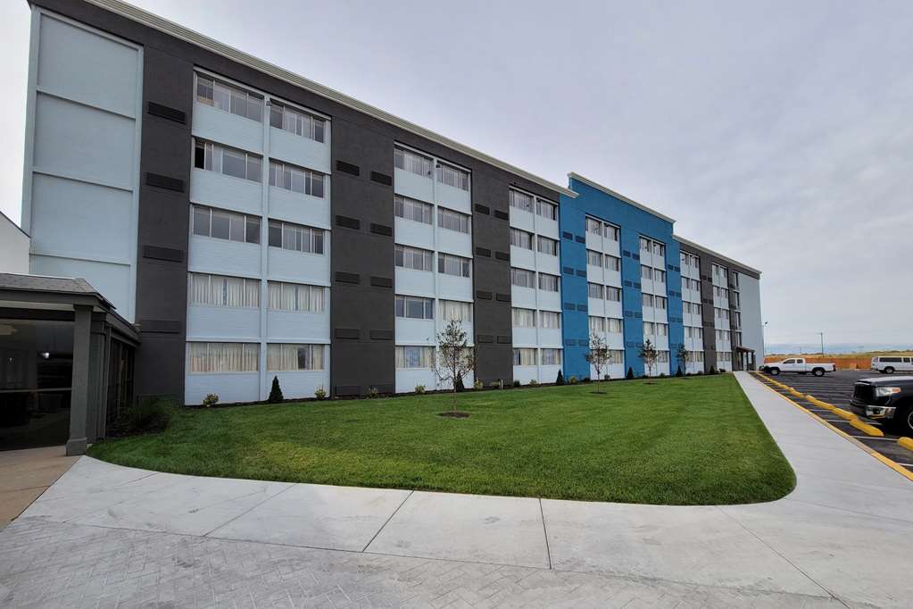 Hawthorn Suites By Wyndham Wichita Airport,Near Towne West Square,2 star