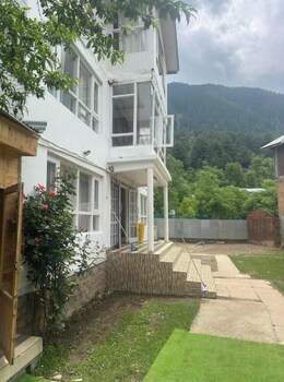 Mala Castle Pahalgam,Chandanwari Road,2 star