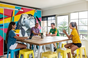 mad monkey coogee beach hostel