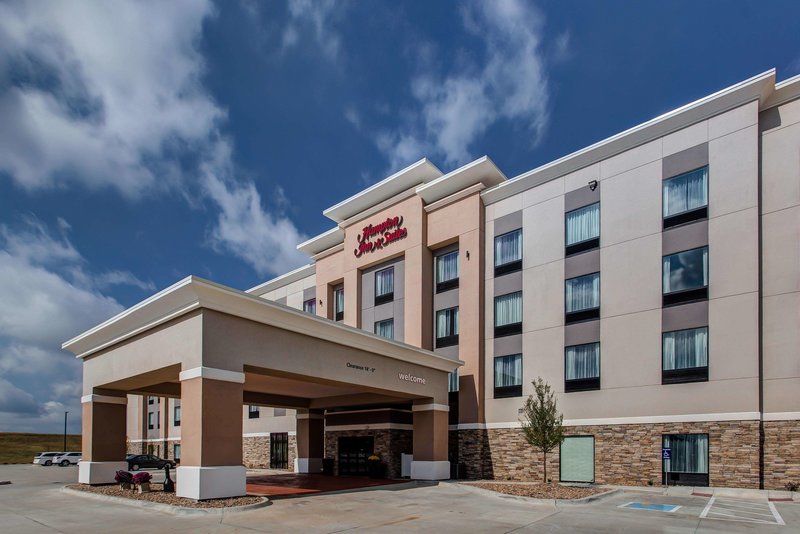 hampton inn and suites wichita airport