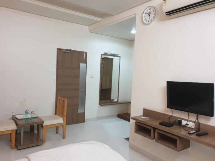 Hotel Mrignayani,,3 star