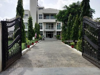 Antariksh Hotel & Resorts,Patan>>Neem Ka Thana,3 star