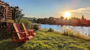 Along River Ridge,Alberta>>Calgary,4 star