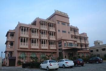 The Royal Retreat,Khelgaon,3 star