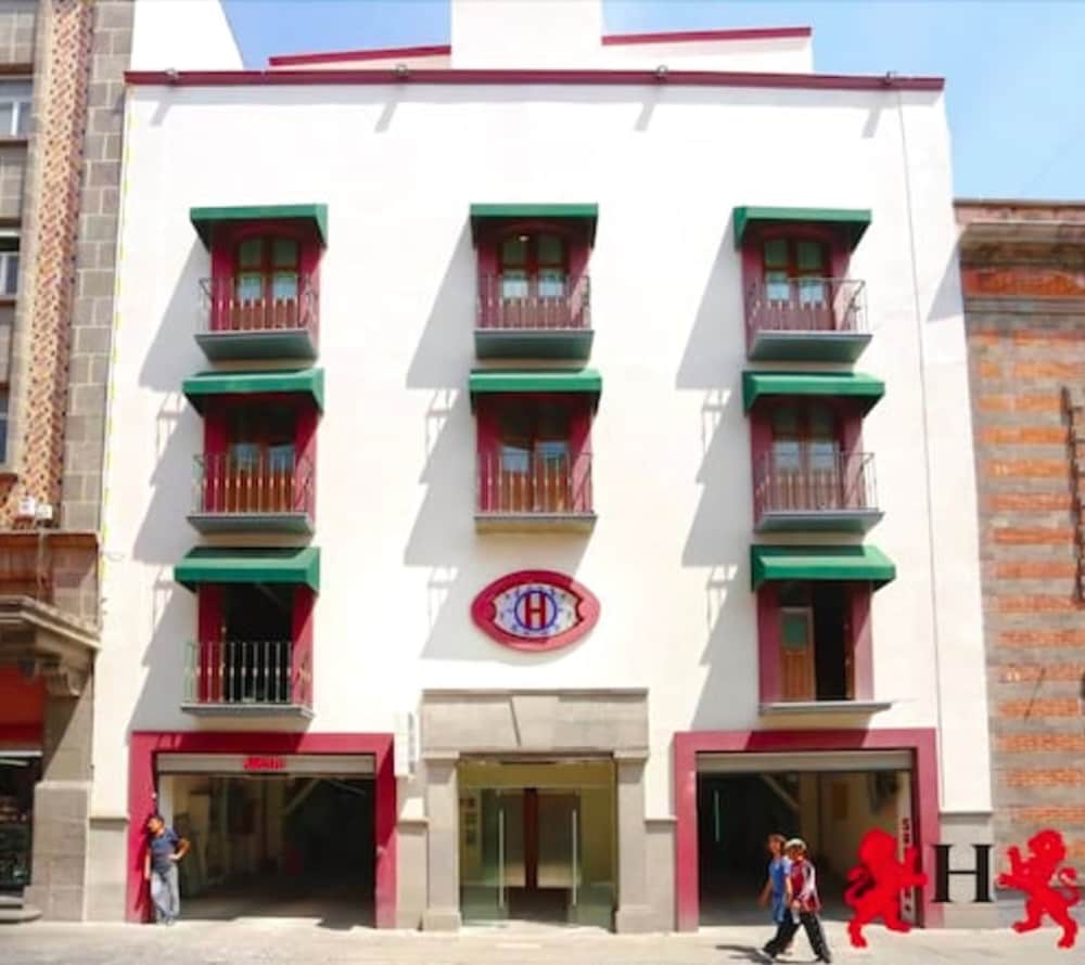 hotel leones