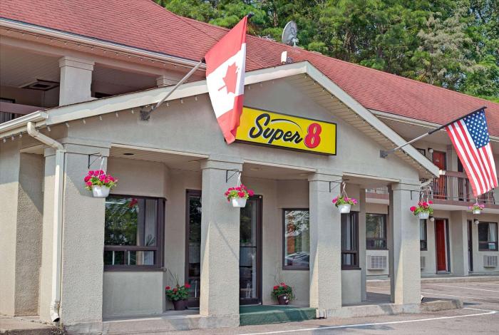 Super 8 By Wyndham Niagara Falls North,Niagara Falls>>London,3 star