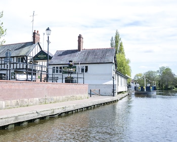 the boathouse and riverside rooms