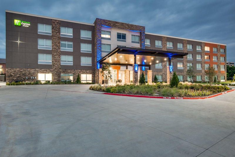 Holiday Inn Express & Suites Dallas North - Addison,In Dallas (Addison - Galleria),3 star