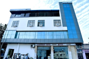 Hotel Metro View,Sindhi Camp,3 star