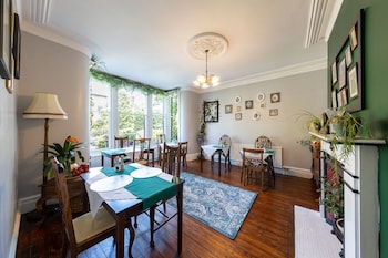 Wynnstay House,Leeds>>Harrogate,3.5 star