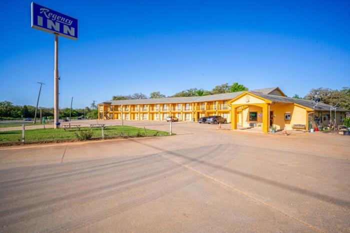 Regency Inn By Oyo Rockdale Tx,Rockdale>>Liberty Hill,2 star