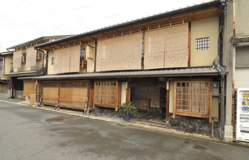 Traditional Kyoto Inn Serving Kyoto Cuisine Izuyasu,Osaka>>Kyoto,4 star