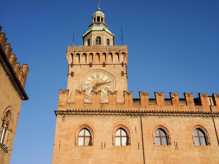 casa isolani piazza maggiore 1 0