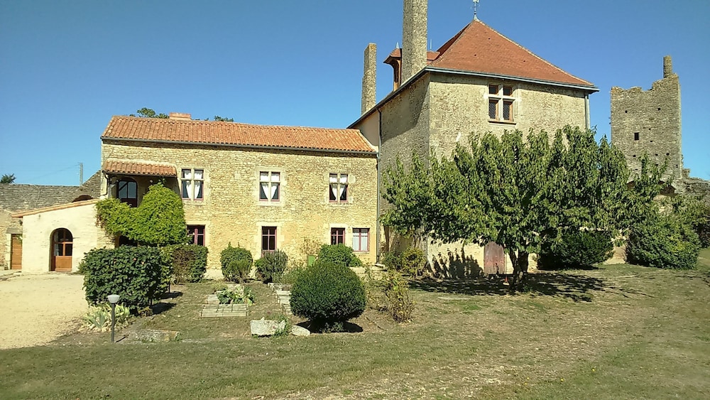 Le Vieux Chateau,Brion-Pres-Thouet>>Airvault,3 star