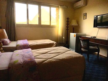 3 pyramids view inn