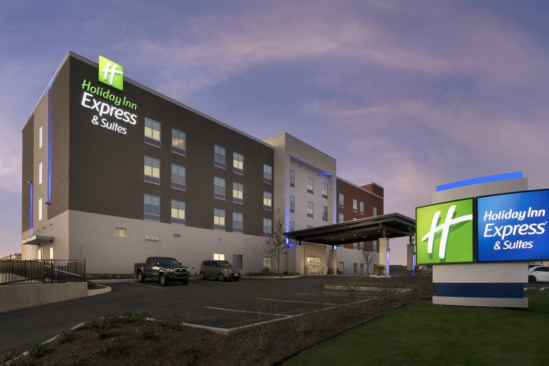Holiday Inn Express & Suites San Antonio North Windcrest,River Walk>>Martindale Army Air Field,3 star