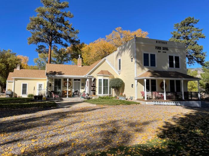 Moore's Old Pine Inn,,3 star