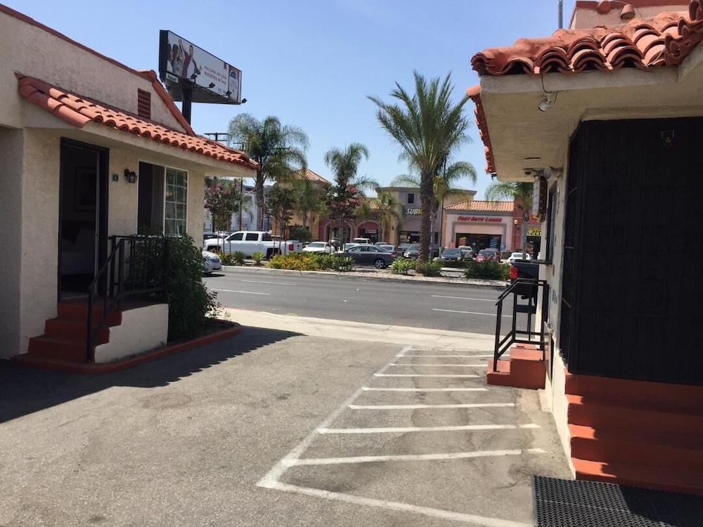 World Motel,Los Angeles>>Anaheim,2 star