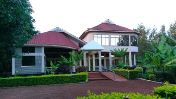 Green Hills Lodge,Karatu>>Arusha,3 star