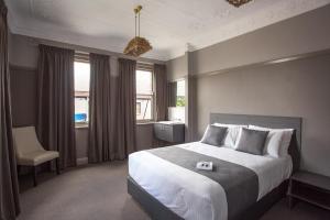 Nags Head Hotel,Adamstown Heights>>Adamstown,2.5 star
