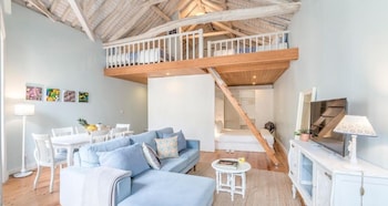 Look At Me - Serviced Lofts & Studios,Near Porto City Hall,4 star