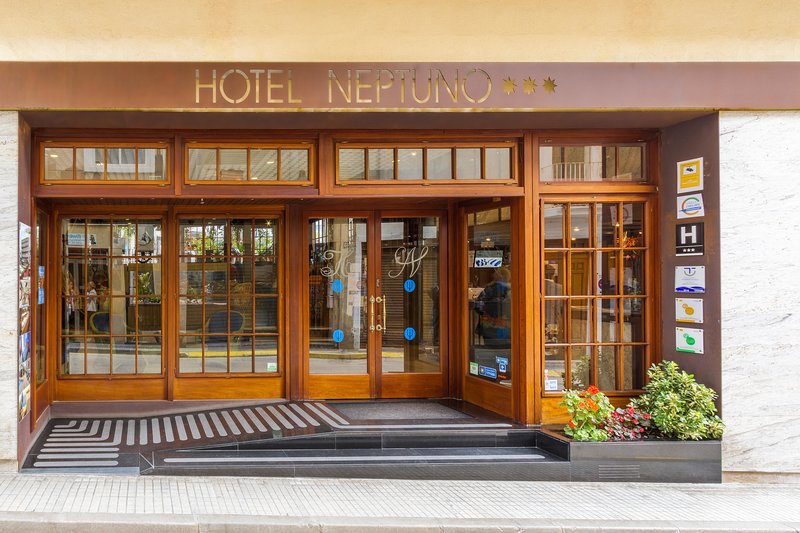 Hotel Neptuno,Near Calella Beach,3 star