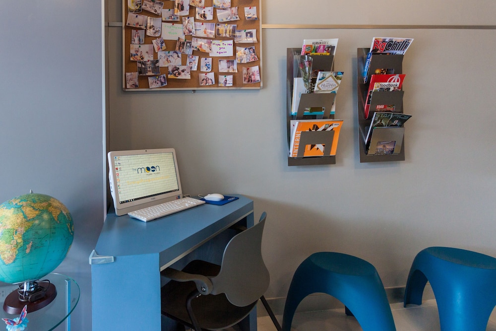 the moon hostel hua hin