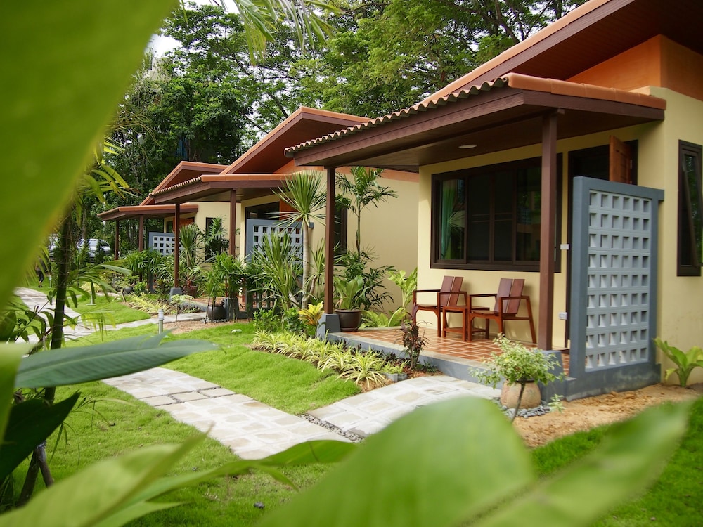 At Bangsak Resort,32/5 Moo 7, Baan Bangsak, Bang Muang,3 star
