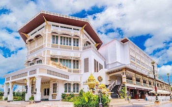 Chuchai Buri Sri Amphawa,Damnoen Saduak>>Amphawa,4.5 star